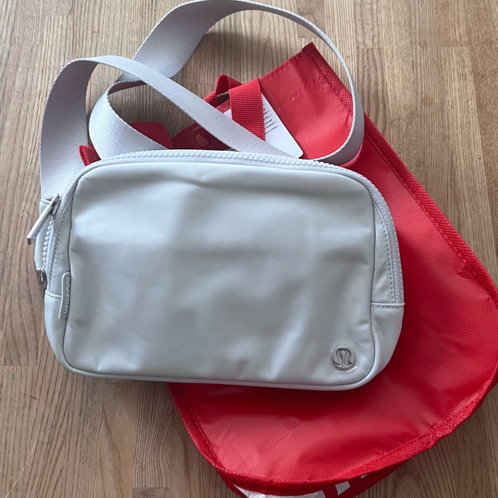 New With Tag Lululemon Everywhere Belt Bag Silver Drop with Dust Bag